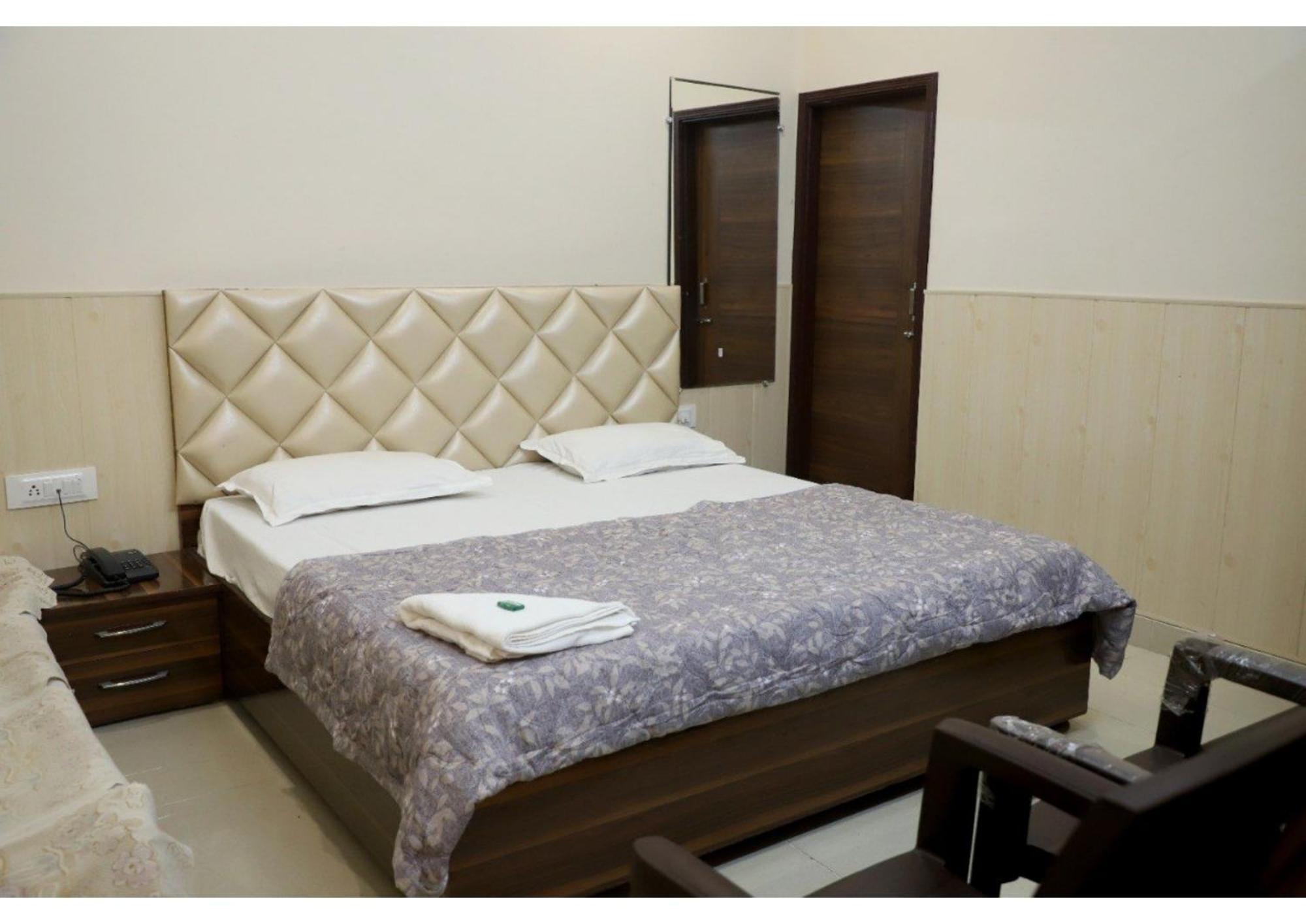 Rk Lodge Амритсар Экстерьер фото